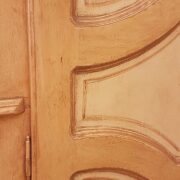 Armadio provenzale due ante in legno di abete vecchio laccato a mano. Particolare dell'anta. Mobili antichi Siena e Firenze