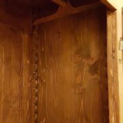 Armadio provenzale due ante in legno di abete vecchio laccato a mano. Particolare dell'interno.Mobili antichi Siena e Firenze