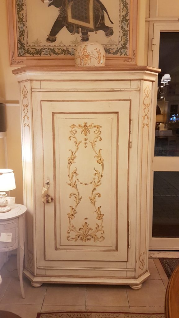 Armadio-scarpiera ad un'anta grande e due laterali, in legno di pioppo laccato e decorato a mano. Arredamento contemporaneo Siena e Firenze