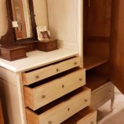Cassettone-armadio, cinque cassetti e un'anta, antico laccato a mano fine Ottocento toscano. Particolare interno. Mobili antichi Siena e Firenze.