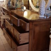 Comò - direttorio a cinque cassetti DecorArt, intarsi realizzati in ciliegio e bosso sul noce massiccio. Il fianco. Arredamento contemporaneo su mosura Siena e Firenze