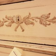 Comò toscano primi Ottocento in legno di olmo (esterno) e di abete (interno), rilaccato a mano. Particolare decorazione. Mobili antichi Siena e Firenze