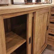 Credenza in legno antico massello quattro cassetti e due ante a scorrere con base in ferro invecchiato. Aperta.Arredamento contemporaneo su misura Siena e Firenze