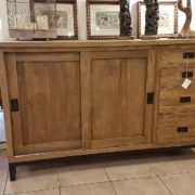 Credenza in legno antico massello quattro cassetti e due ante a scorrere con base in ferro invecchiato. Arredamento contemporaneo su misura Siena e Firenze