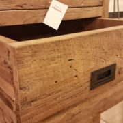 Credenza in legno antico massello quattro cassetti e due ante a scorrere con base in ferro invecchiato.IL cassetto. Arredamento contemporaneo su misura Siena e Firenze