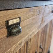 Credenza vintage natural in legno di olmo vecchio.Particolare cassetto.Arredamento contemporaneo su misura Siena e Firenze