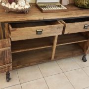 Credenza vintage natural in legno di olmo vecchio.Particolare frontale aperture.Arredamento contemporaneo su misura Siena e Firenze