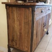 Credenza vintage natural in legno di olmo vecchio.Particolare laterale ruoteArredamento contemporaneo su misura Siena e Firenze