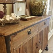 Credenza vintage natural in legno di olmo vecchioParticolare laterale.Arredamento contemporaneo su misura Siena e Firenze