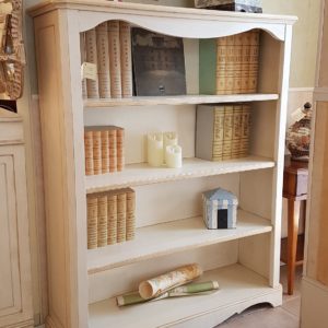 Libreria a giorno in legno di tiglio laccata a mano. Arredamento contemporaneo Siena e Firenze