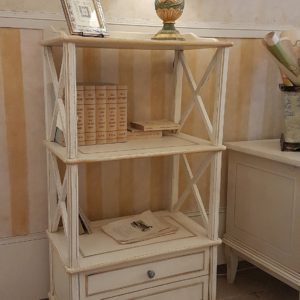 Libreria étagère stile inglese in legno di tiglio, due cassetti, laccata a mano. Mobili country Siena e Firenze1