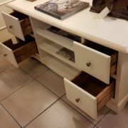 Porta tv in legno di pioppo laccato a mano con cassetti. Particolare cassetti. Arredamento contemporaneo e su misura Siena e Firenze.