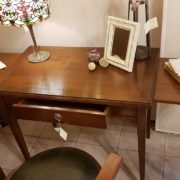 Scrittoio in legno di ciliegio, piano rettangolare a un cassetto, con due tiretti laterali. Aperto. Arredamento contemporaneo su misura Siena e Firenze