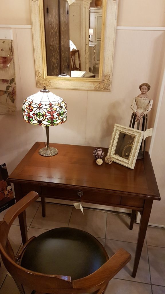 Scrittoio in legno di ciliegio, piano rettangolare a un cassetto, con due tiretti laterali. Arredamento contemporaneo su misura Siena e Firenze