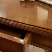 Scrittoio in legno di ciliegio, piano rettangolare a un cassetto, con due tiretti laterali. Il cassetto. Arredamento contemporaneo su misura Siena e Firenze
