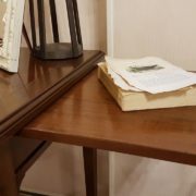 Scrittoio in legno di ciliegio, piano rettangolare a un cassetto, con due tiretti laterali. Il tiretto. Arredamento contemporaneo su misura Siena e Firenze