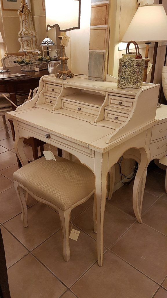 Scrittoio in legno di tiglio a sei cassetti, piano rettangolare e alzata, laccato e decorato a mano. Arredamento contemporaneo su misura Siena e Firenze