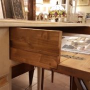 Scrittoio in legno di tiglio a un cassetto, piano rettangolare, laccato e decorato a mano. Il cassetto aperto. Arredamento contemporaneo Siena e Firenze