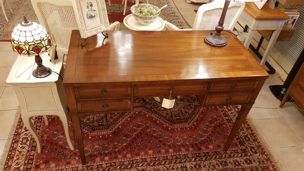 Scrivania lastronata in legno di noce, cinque cassetti piano rettangolare. Arredamento contemporaneo Siena e Firenze
