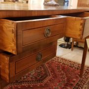 Scrivania lastronata in legno di noce, cinque cassetti piano rettangolare. I cassetti. Arredamento contemporaneo Siena e Firenze