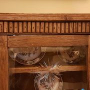 Vetrina pensile antica a un'anta in legno di rovere, primi Ottocento. Particolare del cappello. Mobili Antichi Siena e Firenze
