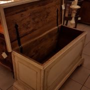 Cassapanca vecchia laccata a mano con filetto decorativo.Particolare apertura piano. Mobili antichi Siena e Firenze