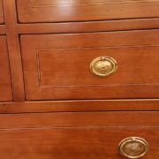 Cassettiera in legno di ciliegio a otto cassetti piccoli e tre grandi con intarsi in bois de rose. La finitura. Arredamento contemporaneo su misura Siena e Firenze