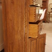 Cassettiera schedario in legno di rovere massello a cinque cassetti e due sportelli. Il fianco. Arredamento classico contemporaneo Siena e Firenze