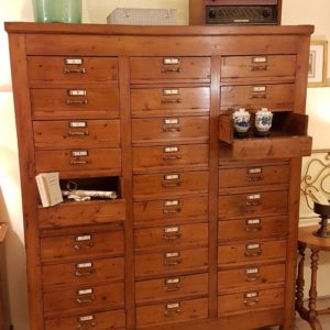 Cassettiera schedario originale primi del Novecento in legno di abete a trenta cassetti con fronte ribaltabile. Mobili antichi Siena e Firenze