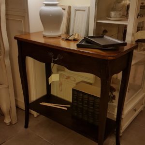 Consolle bicolore in legno di noce con piano intarsiato. Arredamento contemporaneo su misura Siena e Firenze