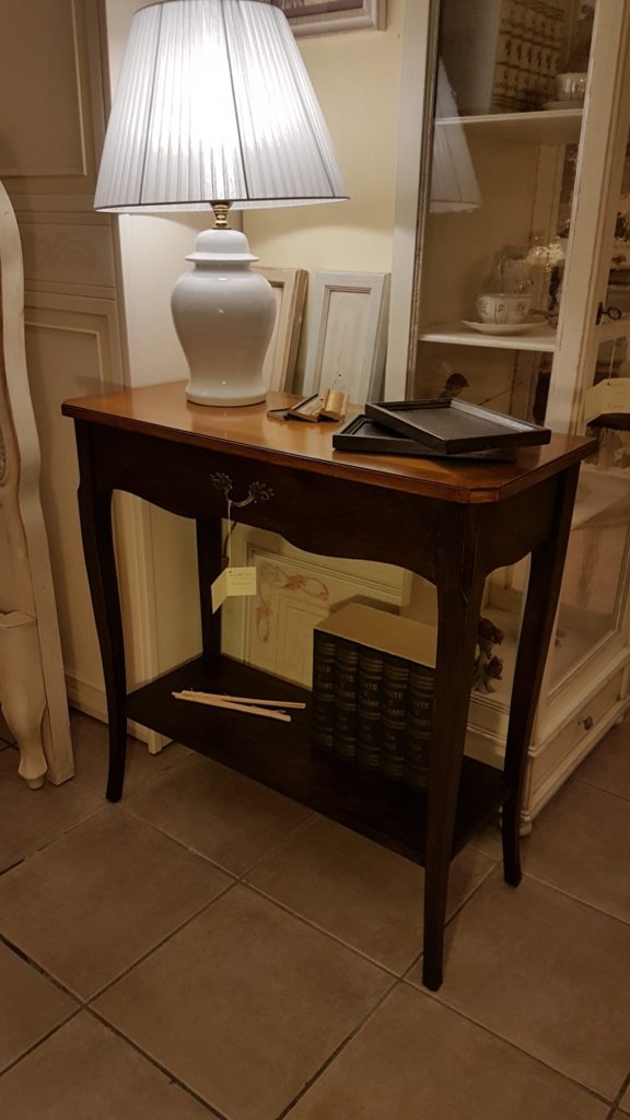Consolle bicolore in legno di noce con piano intarsiato. Arredamento contemporaneo su misura Siena e Firenze
