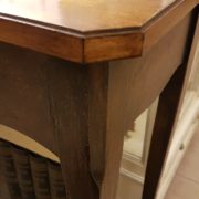 Consolle bicolore in legno di noce con piano intarsiato. Particolare angololare. Arredamento contemporaneo su misura Siena e Firenze