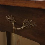 Consolle bicolore in legno di noce con piano intarsiato. Particolare cassetto e maniglia. Arredamento contemporaneo su misura Siena e Firenze