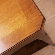 Consolle bicolore in legno di noce con piano intarsiato. Particolare filetto intarsiato sul piano. Arredamento contemporaneo su misura Siena e Firenze