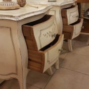 Coppia di comodini in legno di tiglio laccata a mano con piano rettangolare, fronte bombata e due cassetti. Il fianco. Arredamento contemporaneo su misura Siena e Firenze