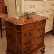 Coppia di comodini metà Novecento in stile olandese a tre cassetti in legno lavorato a multistrato curvato. Il fianco. Mobili antichi Siena e Firenze