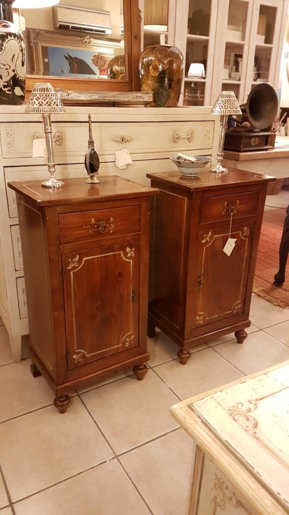 Coppia di comodini metà Ottocento in legno di abete con un cassetto e uno sportello. Mobili antichi Siena e Firenze