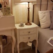 Coppia di tavolini comodini laccati a mano in legno di faggio con due cassetti.Particolare. Arredamento contemporaneo su misura Siena e Firenze.