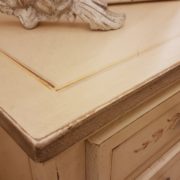 Tavolini comodini laccati a mano in legno di tiglio con tre cassetti Particolare laterale.Arredamento contemporaneo su misura Siena e Firenze (3)