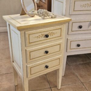 Tavolini comodini laccati a mano in legno di tiglio con tre cassetti. Arredamento classico contemporaneo Siena e Firenze.