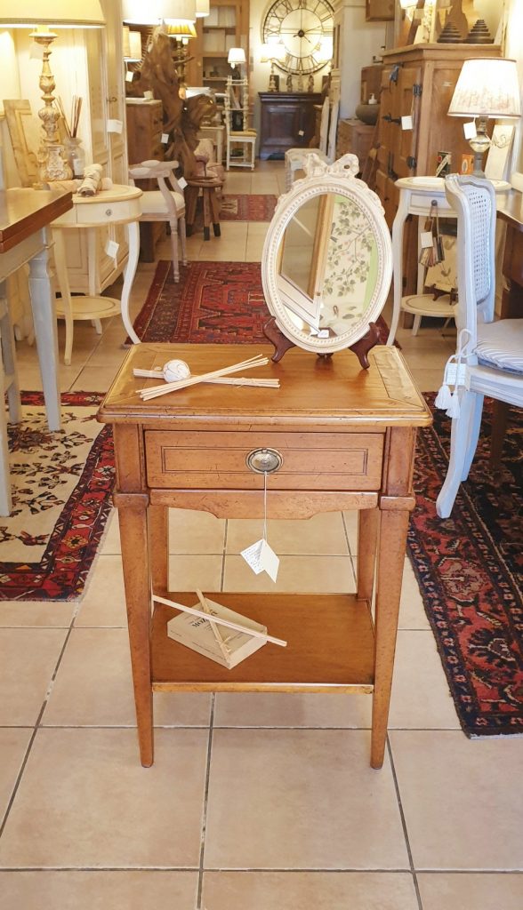 Tavolino comodino in legno di cilegio intarsiato con un cassetto e un ripiano sottostante. Arredamento classico contemporaneo Siena e Firenze