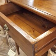 Tavolino consolle in legno di tiglio con cassetto e ripiano. Arredamento contemporaneo Siena e Firenze (3)