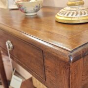 Tavolino consolle in legno di tiglio con cassetto e ripiano. Arredamento contemporaneo Siena e Firenze (6)