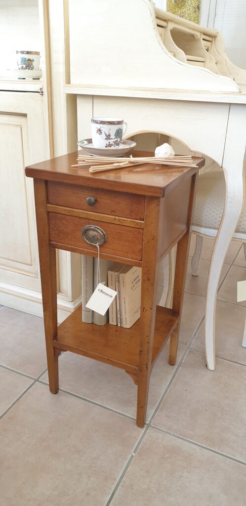 Tavolino in ciliegio con due cassetti e piano con filetto intarsiato. Arredamento classico contemporaneo Siena e Firenze.