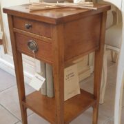 Tavolino in ciliegio con due cassetti e piano con filetto intarsiato. Di lato. Arredamento classico contemporaneo Siena e Firenze