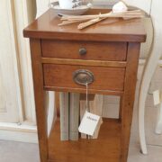 Tavolino in ciliegio con due cassetti e piano con filetto intarsiato. Frontale. Arredamento classico contemporaneo Siena e Firenze