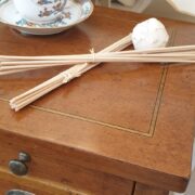 Tavolino in ciliegio con due cassetti e piano con filetto intarsiato. Particolare intarsio sul piano. Arredamento classico contemporaneo Siena e Firenze
