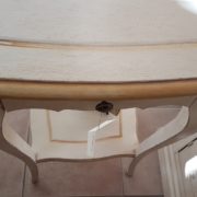 Tavolino laccato a mano in legno di pioppo quadrato con cassetto e ripiano. Particolare filetto sul piano. Arredamento contemporaneo su misura Siena e Firenze