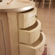 Tavolino in legno di pioppo laccato rotondo con cassetti. Particolare apertura cassetti. Arredamento contemporaneo su misura Siena e Firenze