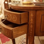Tavolino ovale in legno di noce intarsiato. Particolare apertura cassetti. Arredamento contemporaneo su misura Siena e Firenze
